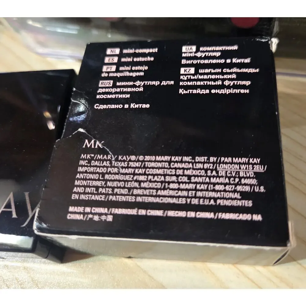 MARY KAY COMPACT MINI REFILLABLE MAGNETIC CASE FOR POWDER EYE OR CHEEK COLORS